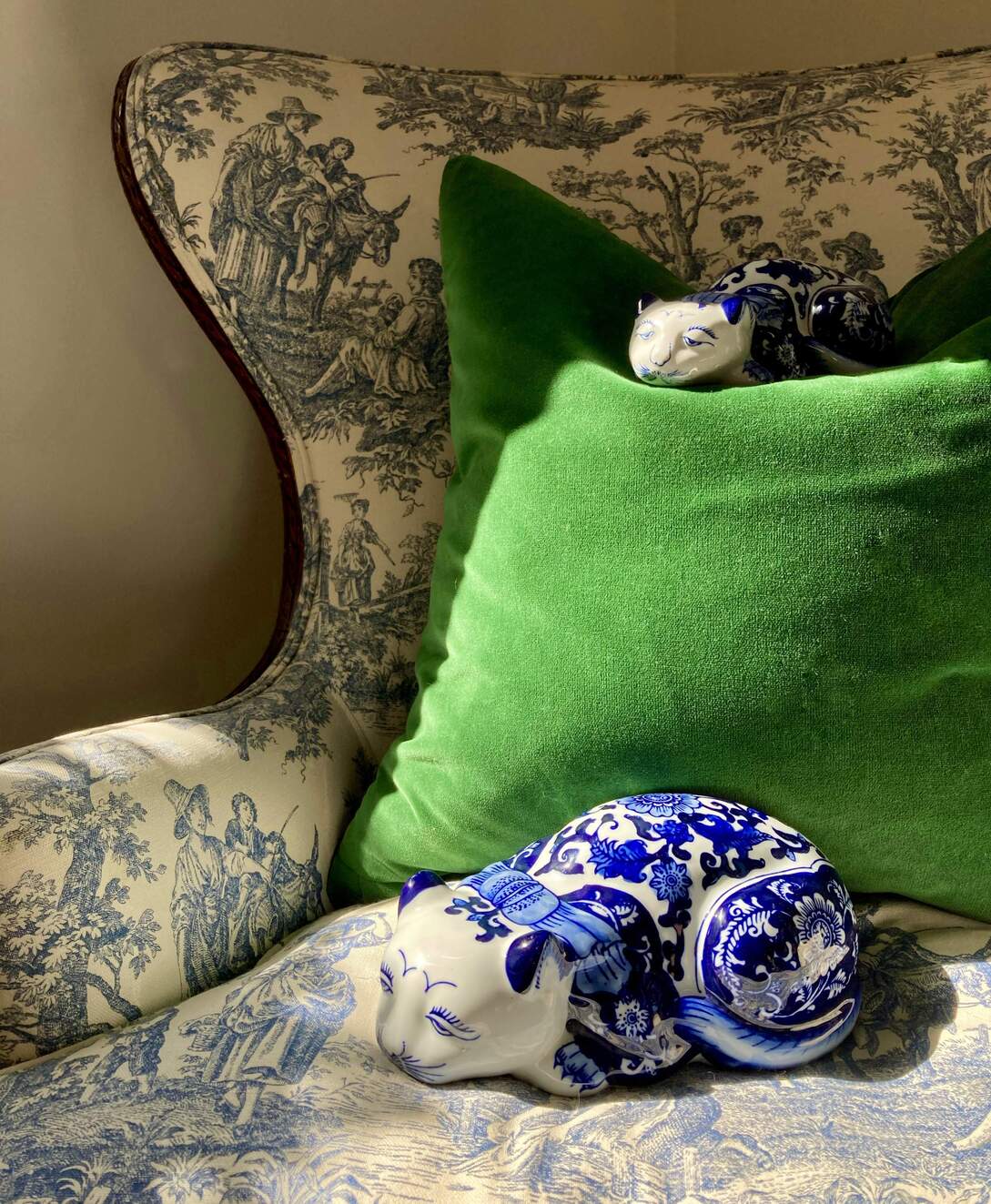 Chill Large Blue and White Floral Napping Cat